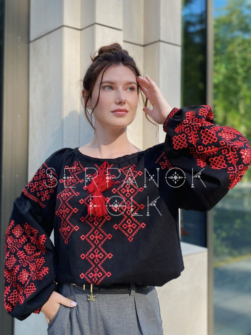 Ексклюзивна жіноча вишиванка чорна в стилі бохо з червоною вишивкою "Праскевія" - Зображення 3
