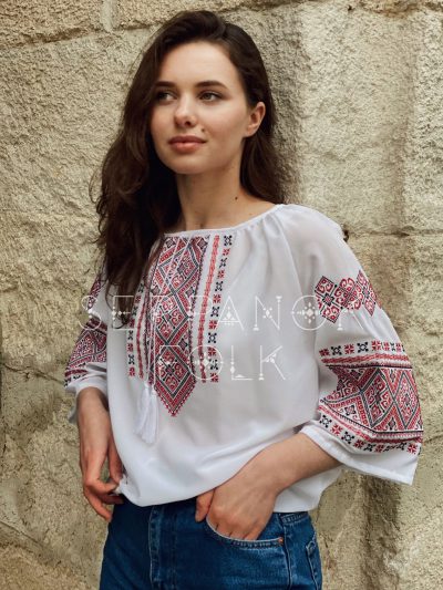 Біла жіноча вишиванка на тканині шифон з коротким рукавом "Елейн"