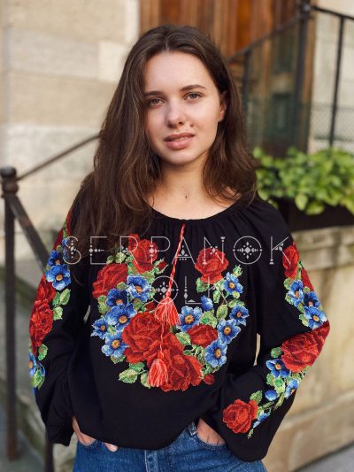 Елегантна чорна шифонова жіноча вишиванка з вишитими квітами "Раяна"
