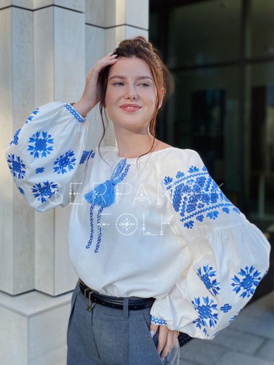 Стильна біла жіноча вишиванка з блакитною вишивкою на лляній тканині "Шанталь" - Зображення 3