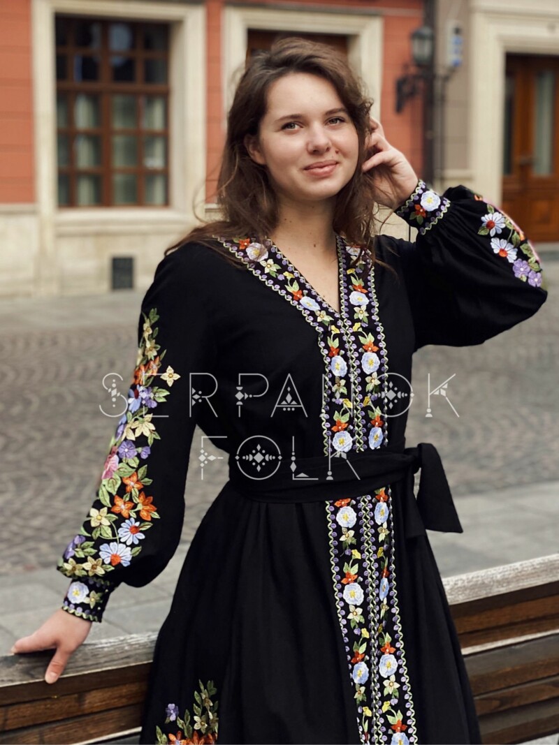 Чорна квіткова жіноча сукня вишиванка в стилі бохо на лляній тканині "Аквілегія" - Зображення 6