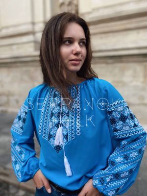 Стильна блакитна жіноча блуза вишиванка з геометричним орнаментом "Венеція"