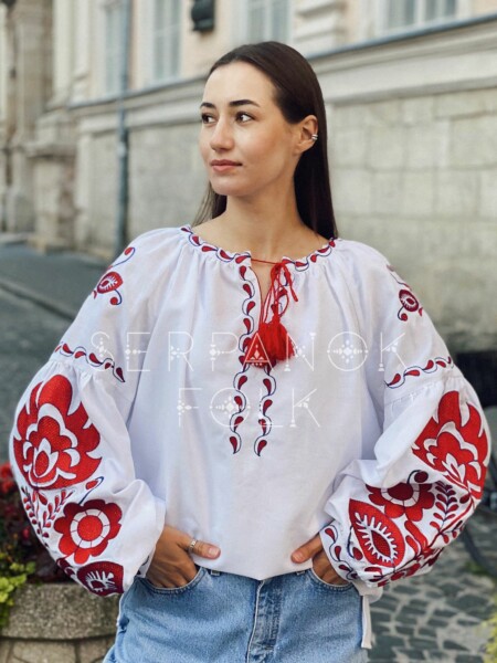 Стильна біла жіноча вишиванка в стилі бохо з червоною квітковою вишивкою "Адель"