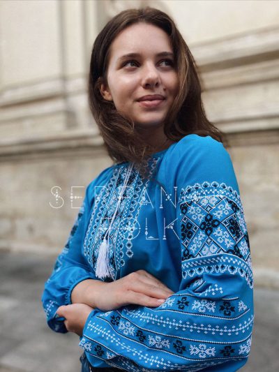 Стильна блакитна жіноча блуза вишиванка з геометричним орнаментом "Венеція" - Зображення 3