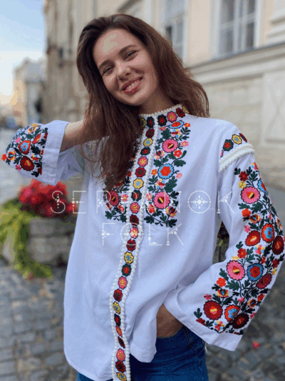 Елегантна жіноча вишиванка