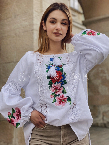 Святкова біла квіткова жіноча вишиванка з ніжним білим мереживом “Марта”
