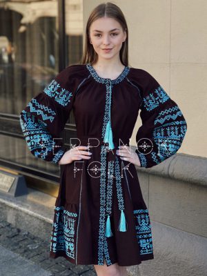 Вишита темно-коричнева жіноча сукня в стилі бохо з блакитною вишивкою "Макош"