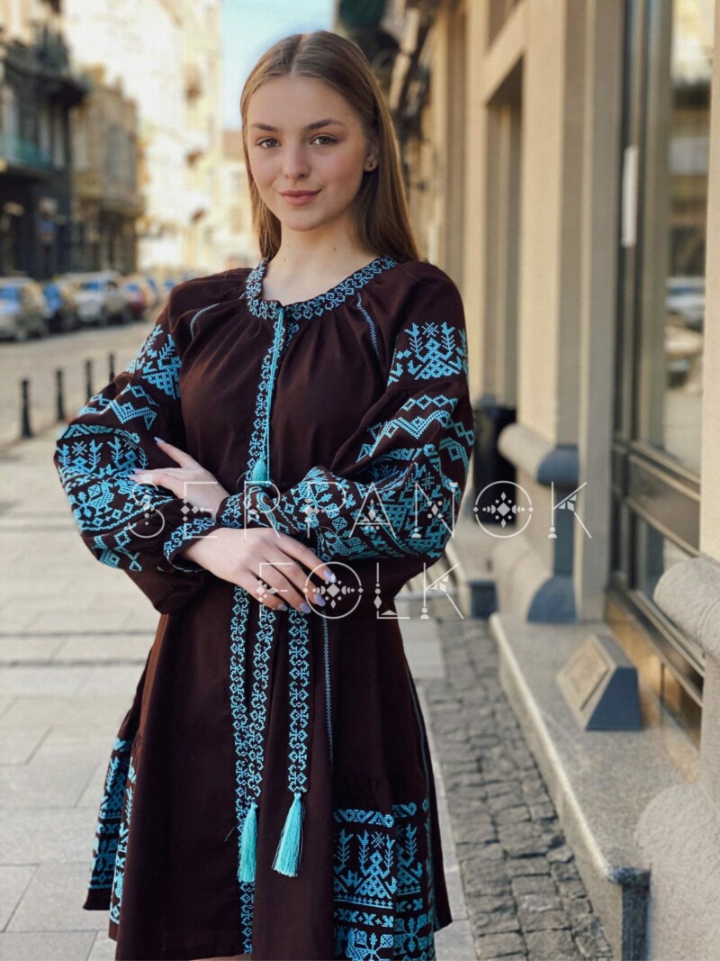 Вишита темно-коричнева жіноча сукня в стилі бохо з блакитною вишивкою "Макош" - Зображення 2