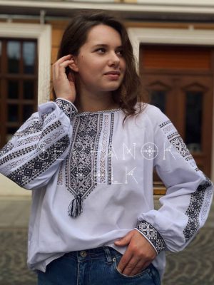 Класична жіноча вишиванка хрестиком на білому домотканому полотні "Зореслава"