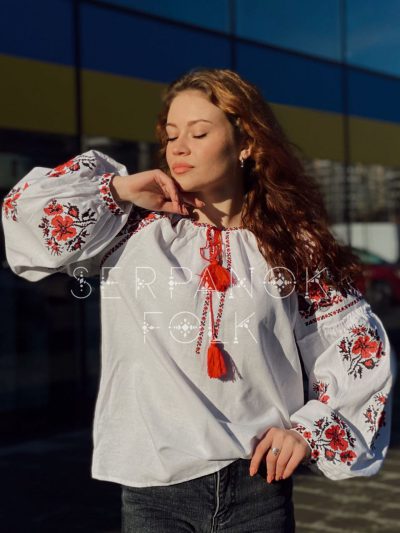 Традиційна українська жіноча вишиванка бохо біла з червоними квітами "Варвара"