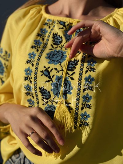 Українська легка жовта шифонова жіноча вишита блуза з синіми трояндами "Розалія" - Зображення 2