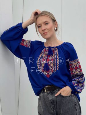 Стильна насичено синя українська жіноча вишита блуза на легкому шифоні "Венеція"