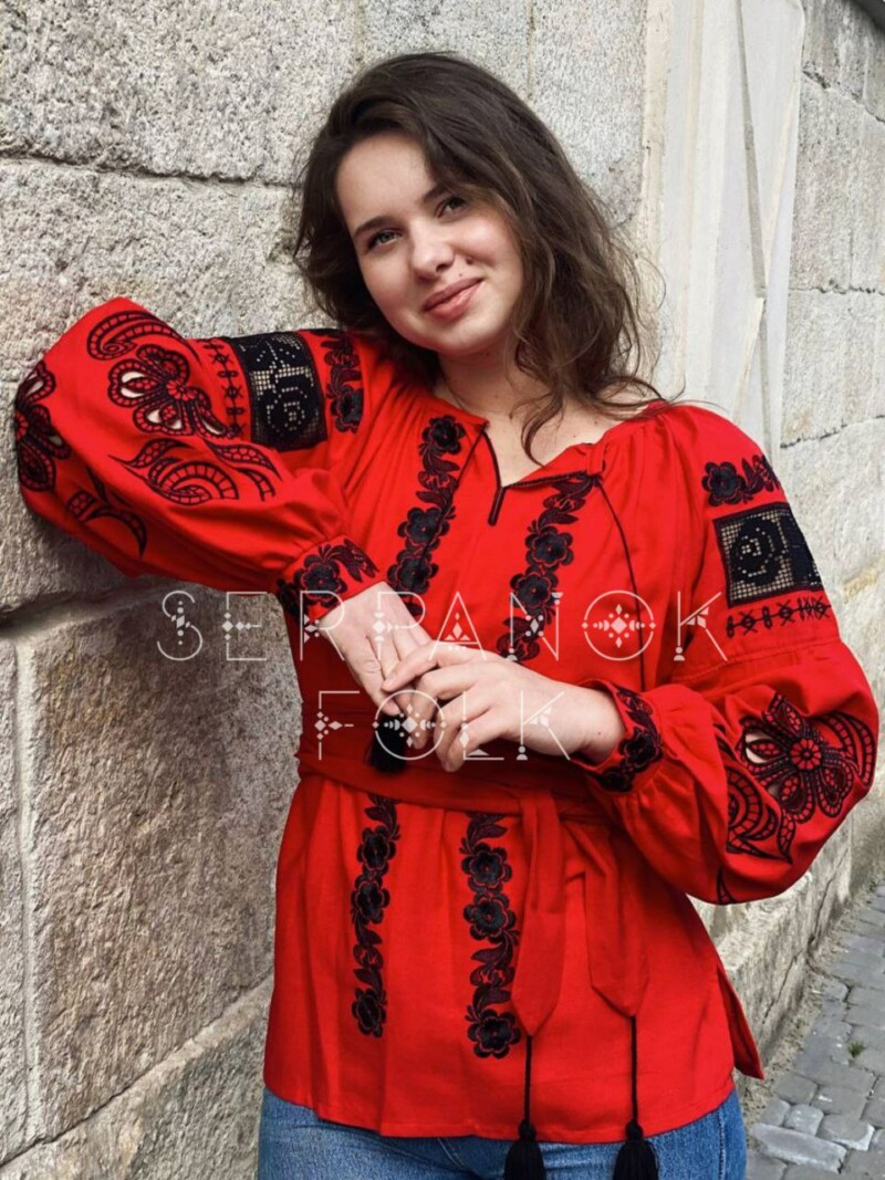 Квіткова українська червона жіноча вишиванка з чорною вишивкою рішельє "Роксана" - Зображення 3