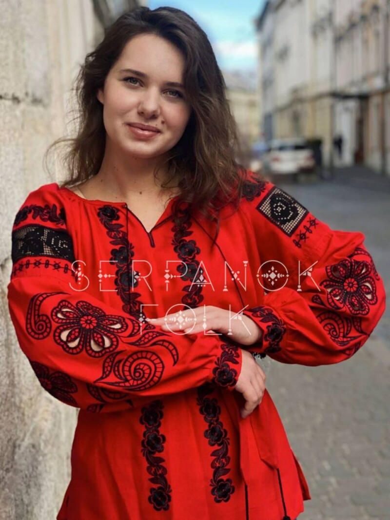 Квіткова українська червона жіноча вишиванка з чорною вишивкою рішельє "Роксана"