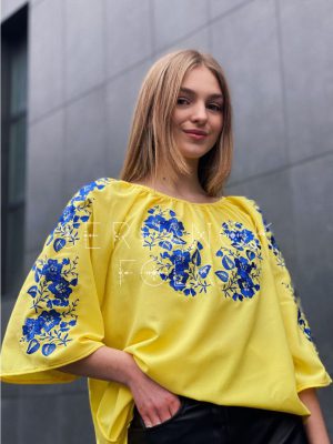 Патріотична жовта жіноча шифонова вишиванка з синіми вишитими квітами "Азалія"