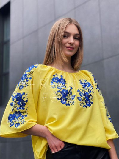 Патріотична жовта жіноча шифонова вишиванка з синіми вишитими квітами "Азалія"