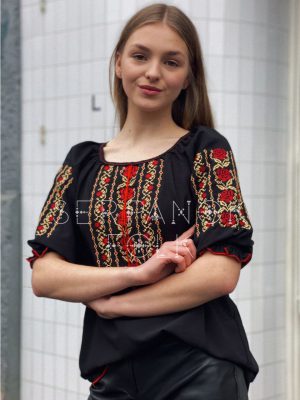 Жіноча шифонова вишиванка з вишитими трояндами та короткими рукавами "Мелашка"