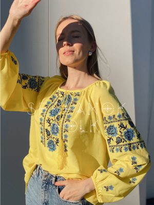 Українська легка жовта шифонова жіноча вишита блуза з синіми трояндами "Розалія"