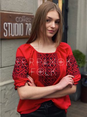 Яскрава червона жіноча вишиванка з коротким рукавом та паском на шифоні "Орина"