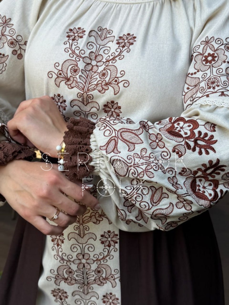 Сучасна жіноча сукня вишиванка з коричневою плахтою "Гармоніка" 5 Сучасна жіноча сукня вишиванка з коричневою плахтою "Гармоніка" - Зображення 5